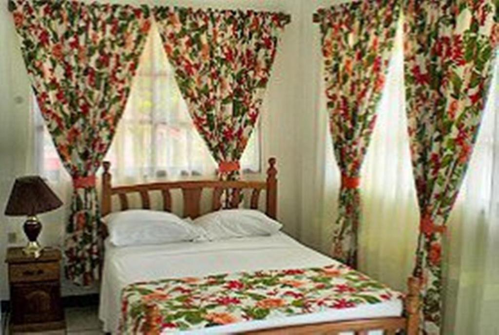 Postel nebo postele na pokoji v ubytování Top Ranking Hill View Guesthouse