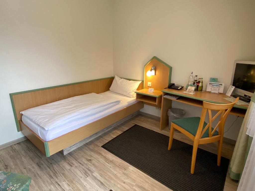 Postel nebo postele na pokoji v ubytování Hotel garni Am Brunnenplatz