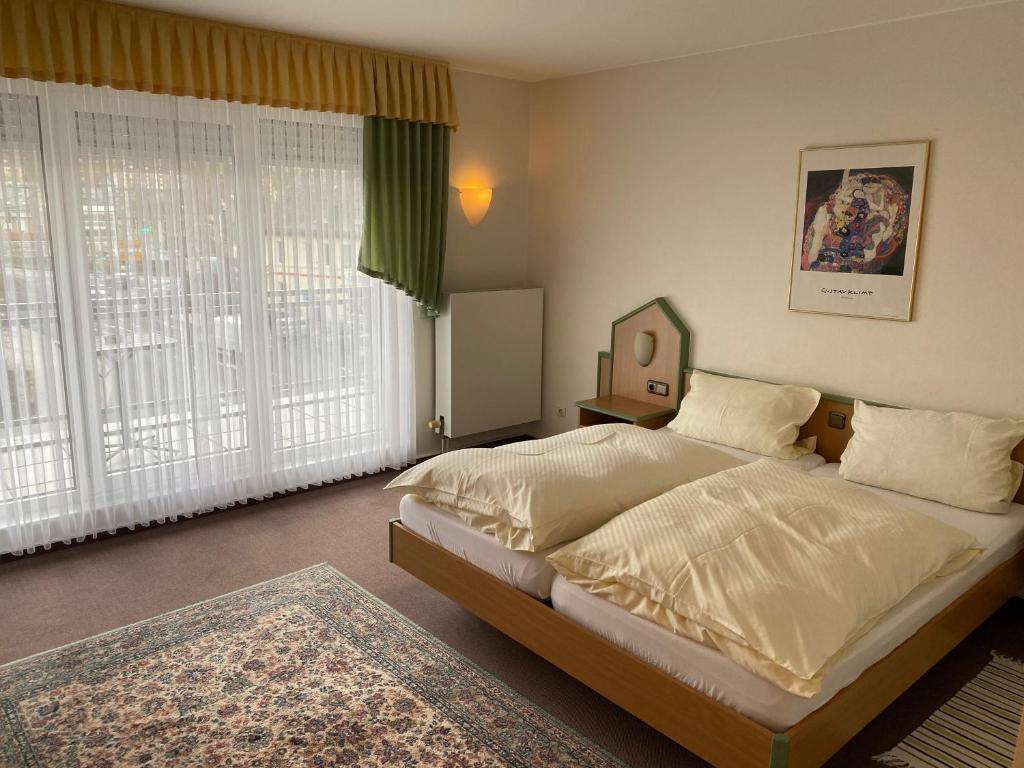 Postel nebo postele na pokoji v ubytování Hotel garni Am Brunnenplatz