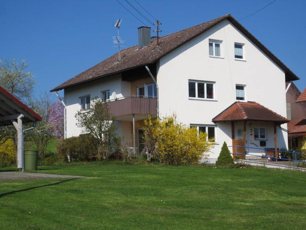 uma grande casa branca com um jardim verde em Gästehaus Erika em Tengen