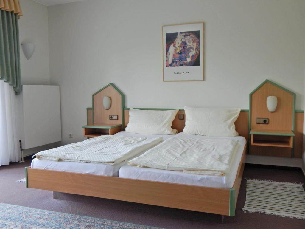 Postel nebo postele na pokoji v ubytování Hotel garni Am Brunnenplatz
