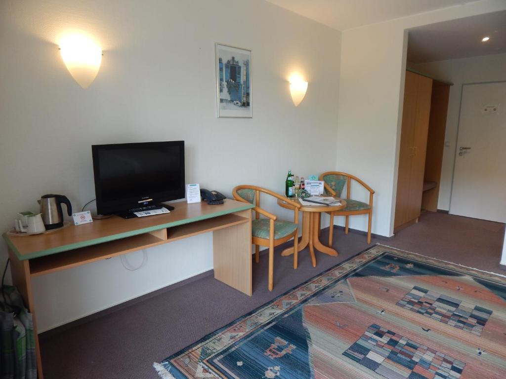 TV a/nebo společenská místnost v ubytování Hotel garni Am Brunnenplatz