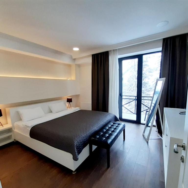 Postel nebo postele na pokoji v ubytování Kokhta Plaza Boutique Hotel