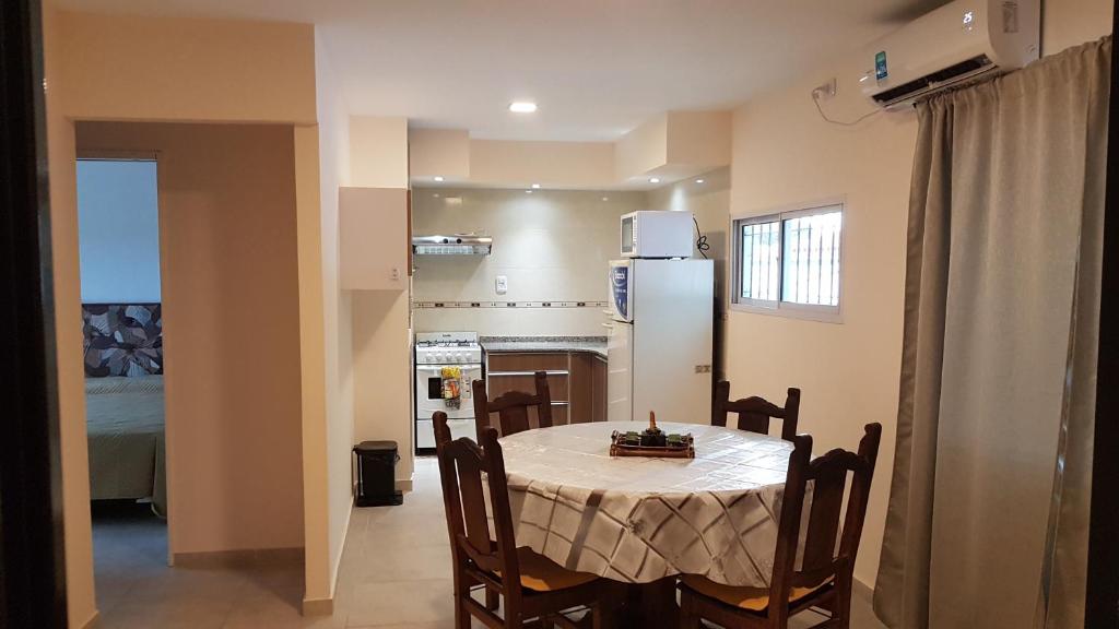 una cucina e una sala da pranzo con tavolo e frigorifero di Los Franceses a San Rafael
