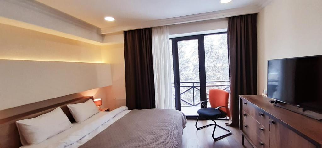TV a/nebo společenská místnost v ubytování Kokhta Plaza Boutique Hotel