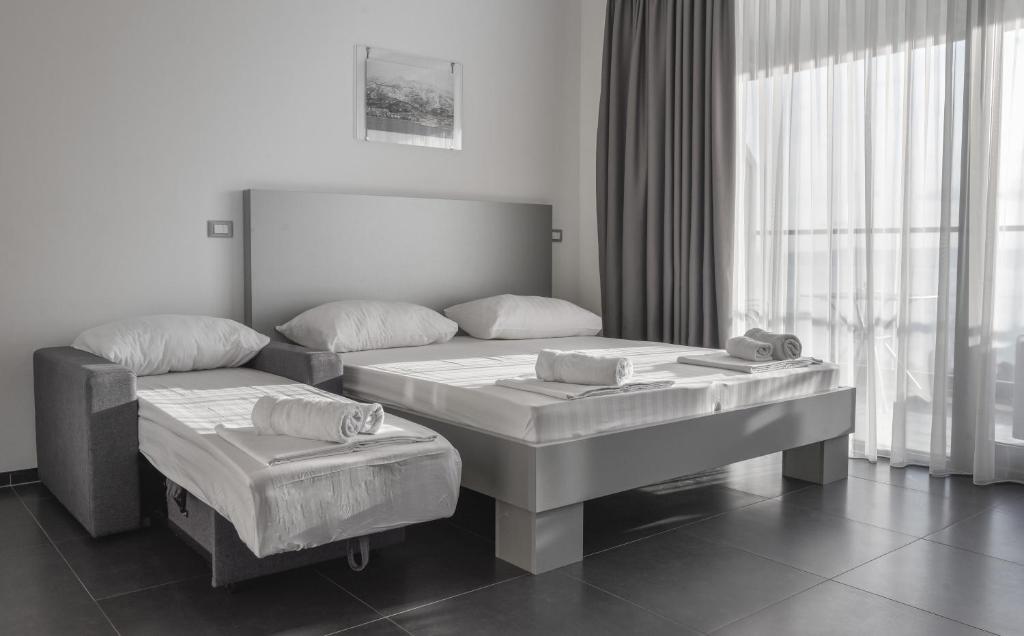 Whitehouse Apartments - 3