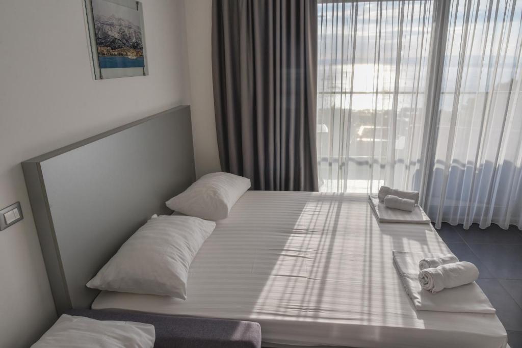 Whitehouse Apartments - 5