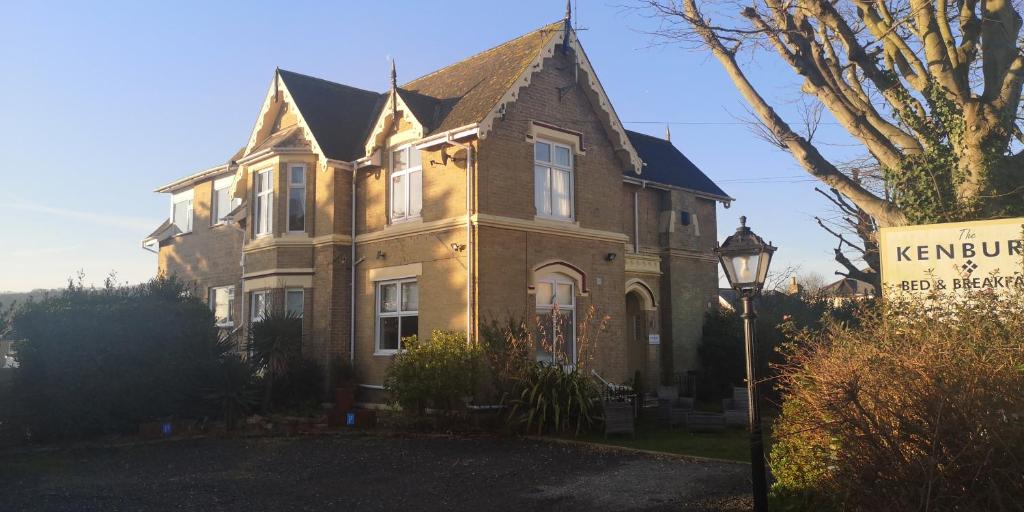 una casa grande con un cartel delante en The Kenbury B&B, en Shanklin