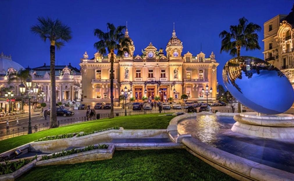 un grand bâtiment avec une grande boule devant lui dans l'établissement monaco, CHAMBRE LUXE, à 250M casino, à Beausoleil