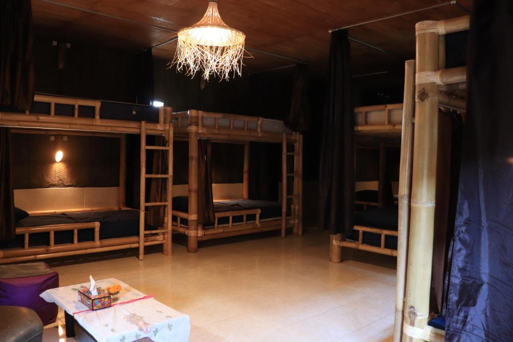 Postel nebo postele na pokoji v ubytování BALI BAMBOO JUNGLE HUTS AND HOSTEL