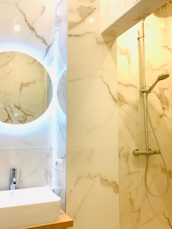 ボーソレイユにあるmonaco, CHAMBRE LUXE, à 250M casinoの洗面台と鏡のあるバスルーム