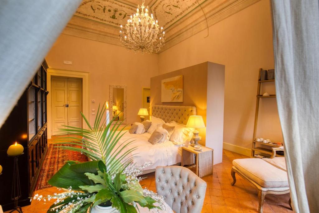 Postel nebo postele na pokoji v ubytování Corte Rossetti Le Dimore Luxury B&B