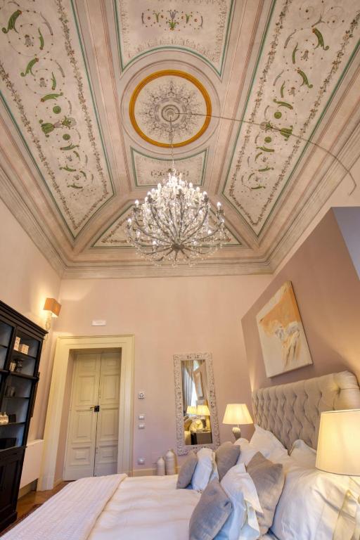 Postel nebo postele na pokoji v ubytování Corte Rossetti Le Dimore Luxury B&B