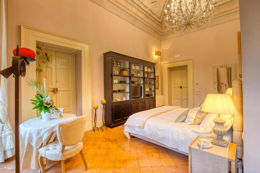 Postel nebo postele na pokoji v ubytování Corte Rossetti Le Dimore Luxury B&B