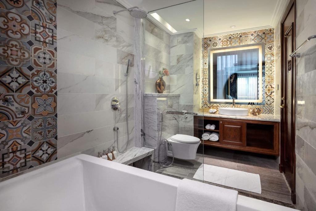 Koupelna v ubytování Peridot Grand Luxury Boutique Hotel