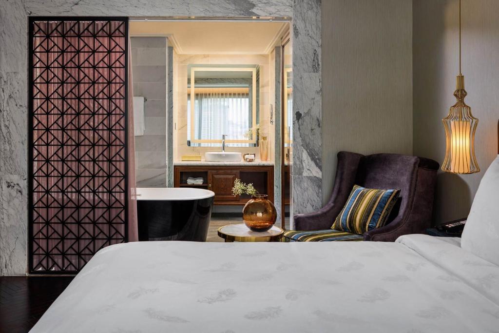 Postel nebo postele na pokoji v ubytování Peridot Grand Luxury Boutique Hotel