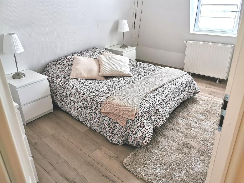 Postel nebo postele na pokoji v ubytování Petite Venise Grand Duplex Turenne Hyper Centre