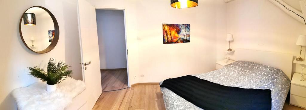 Postel nebo postele na pokoji v ubytování Petite Venise Grand Duplex Turenne Hyper Centre