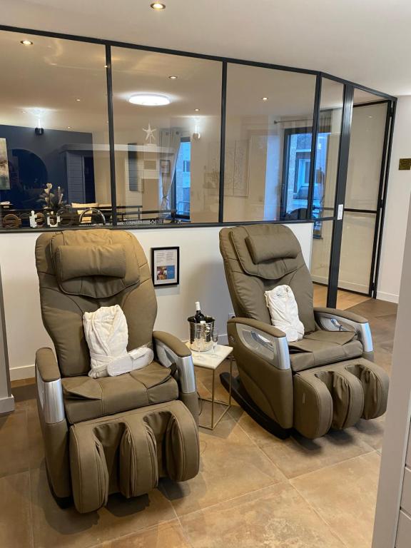 two chairs sitting next to each other in a salon at Les Suites de Bougainville in Concarneau
