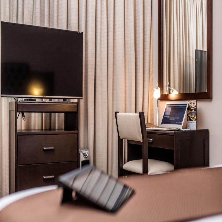 TV a/nebo společenská místnost v ubytování Del Pilar Miraflores Hotel