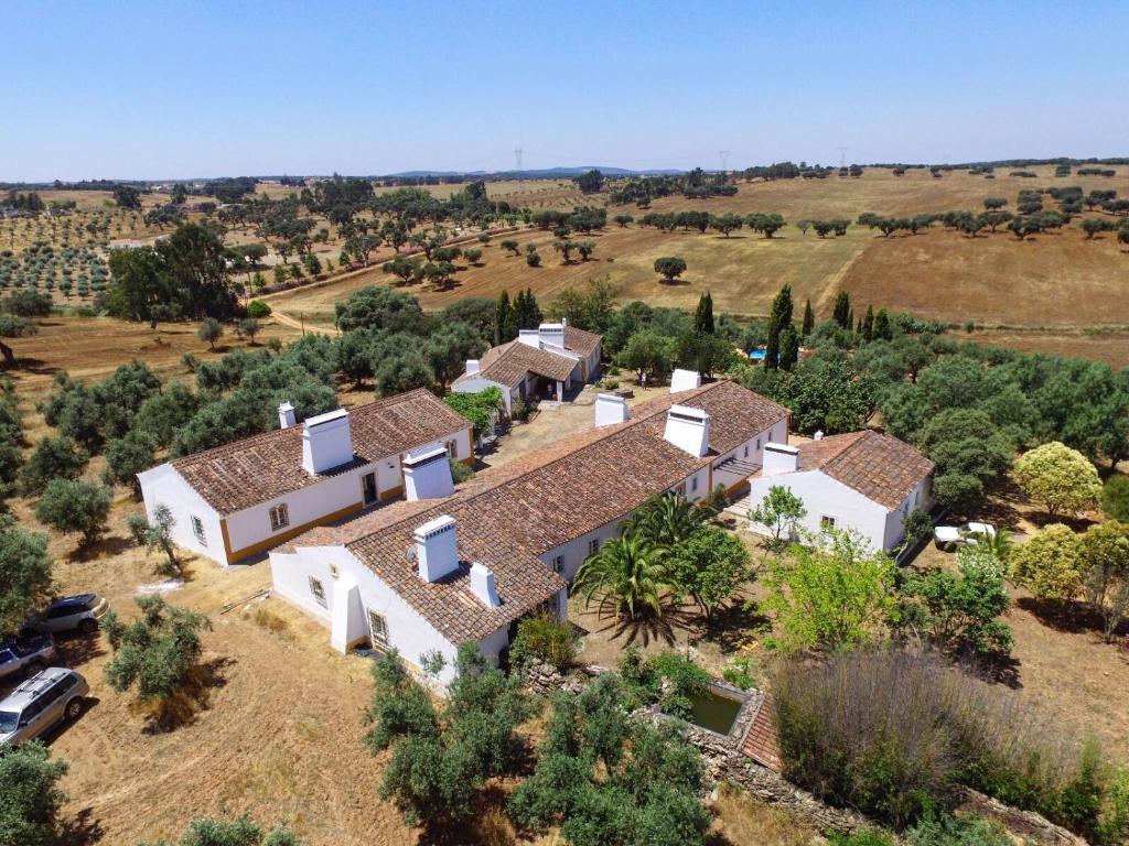 uma vista aérea de uma casa num campo em Monte Papa Toucinho em Estremoz