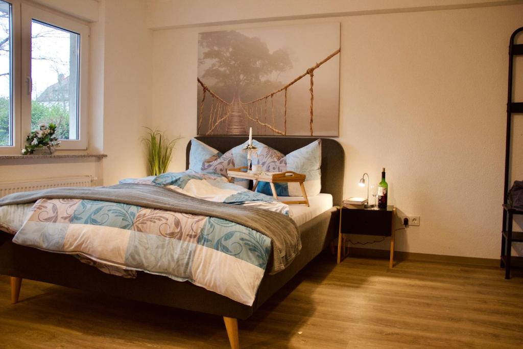 1 dormitorio con 1 cama con una pintura de puente en la pared en Herzog Wolfgang Studios- Zentral, Modern, Freundlich en Zweibrücken