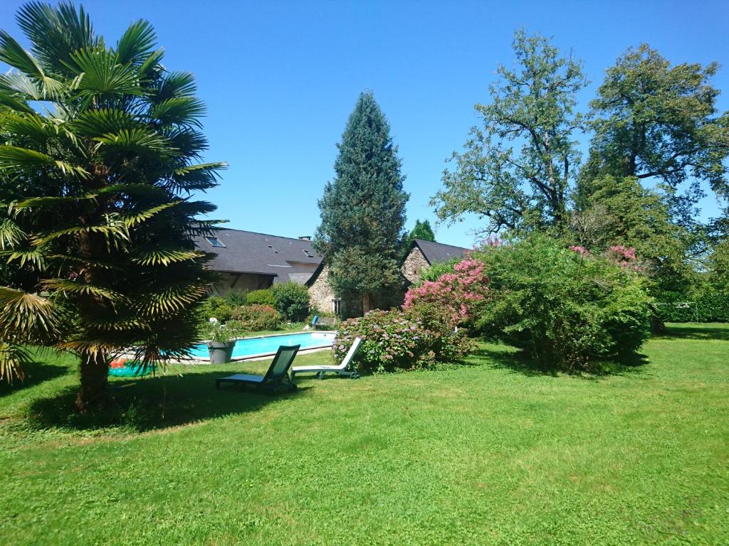 una casa con piscina en un patio en Le clos de CINACLE en Ogeu-les-Bains