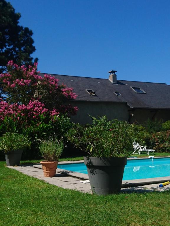 Bazén v ubytování Le clos de CINACLE nebo v jeho okolí