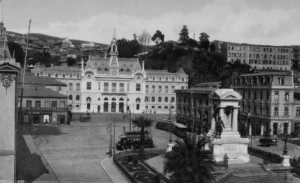 a black and white photo of a large building at Hotel Reina Victoria Valparaíso in Valparaíso