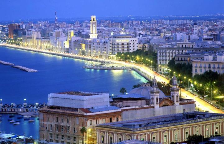 - une vue sur une ville avec une rivière et un pont dans l'établissement Sweet home, à Bari