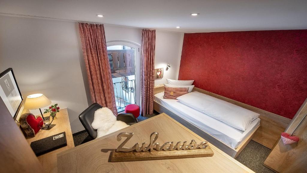 Postel nebo postele na pokoji v ubytování Bayern Resort Hotel - Adults only - mit Zugspitzblick - Eibsee-Nähe - Wellnessbereich - Naturpool im Sommer