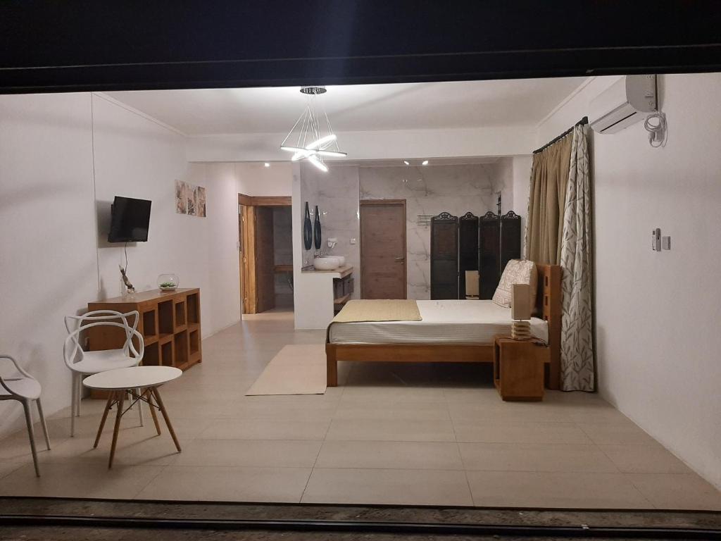 トゥルー・ドー・ドゥースにあるOm Tourist Residenceのベッドルーム1室(ベッド1台付)、テーブル付きのベッドルーム1室が備わります。