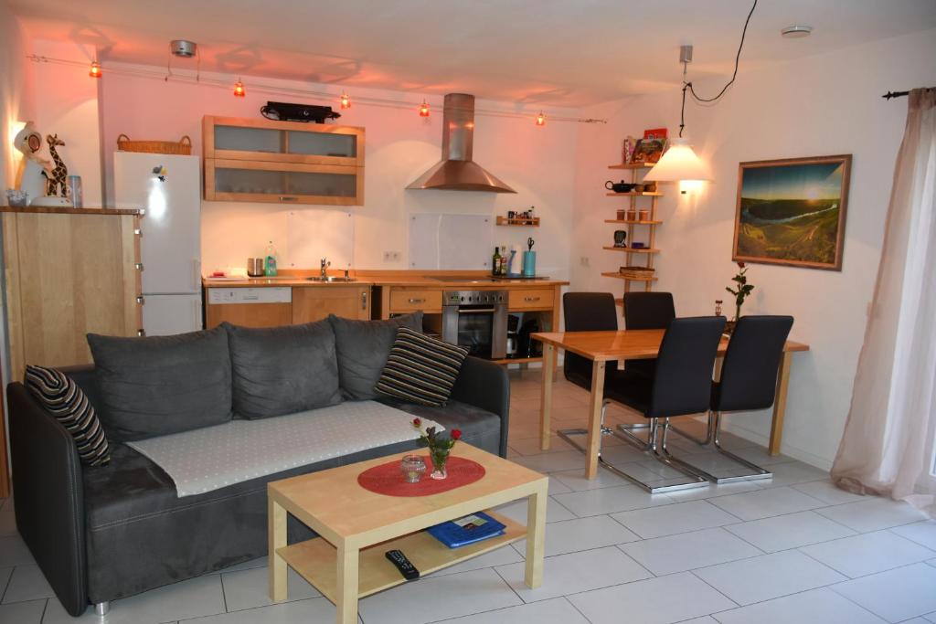 salon z kanapą i stołem w obiekcie Fewo-Bernkastel-Kues w mieście Bernkastel-Kues