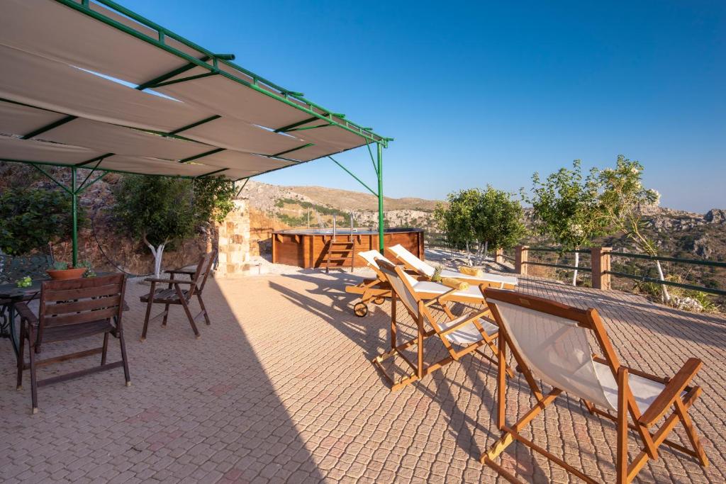 A balcony or terrace at Best View Mountain Villa