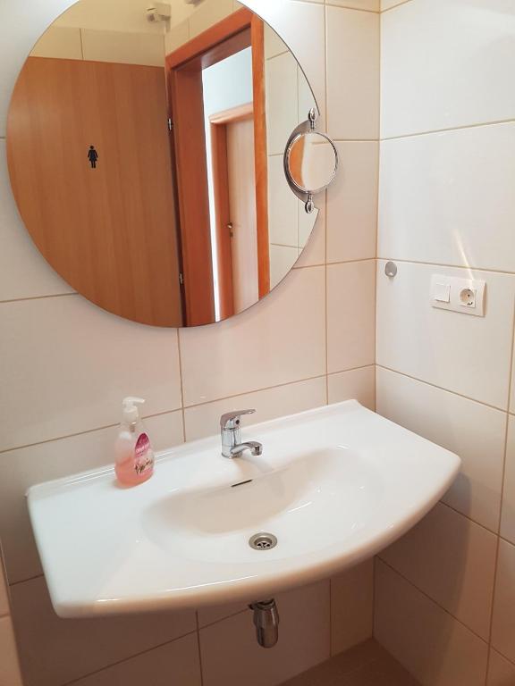 Kúpeľňa v ubytovaní Apartments and rooms Niki 2