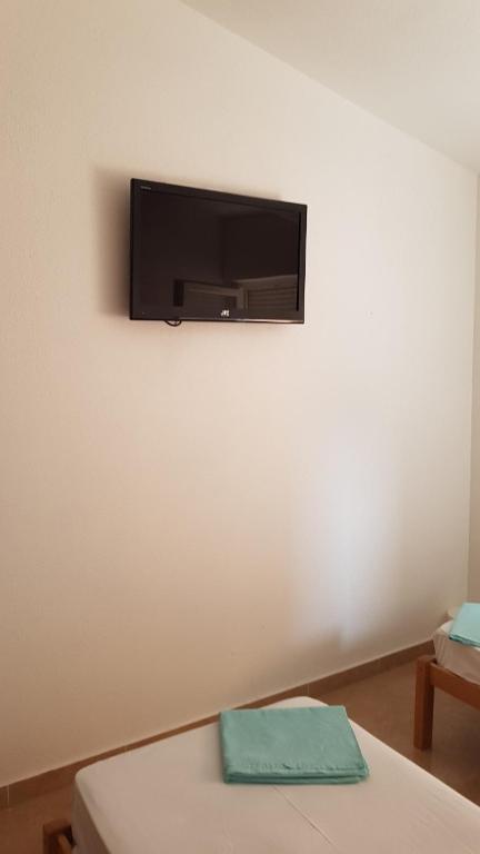 Televízia a/alebo spoločenská miestnosť v ubytovaní Apartments and rooms Niki 2