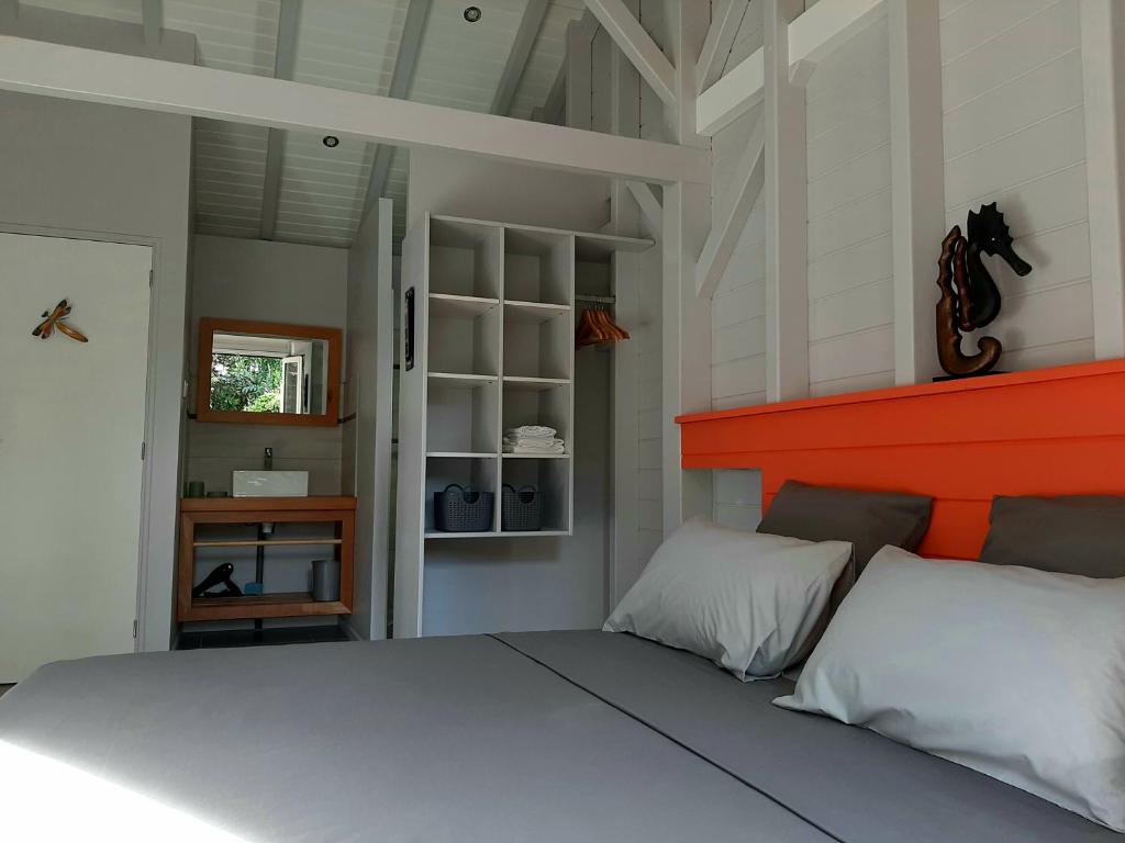Letto o letti in una camera di Caraïbes Cottages Corail piscine privée a 900m de la plage de Grande Anse