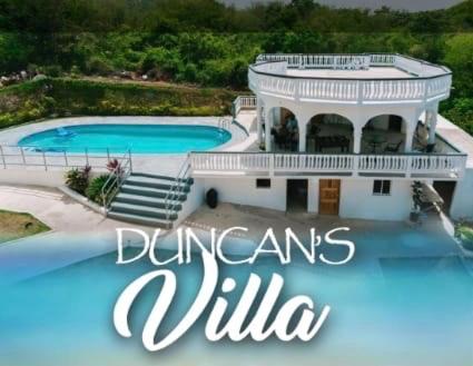 una imagen de una mansión con piscina en Duncans Villa, en Duncans