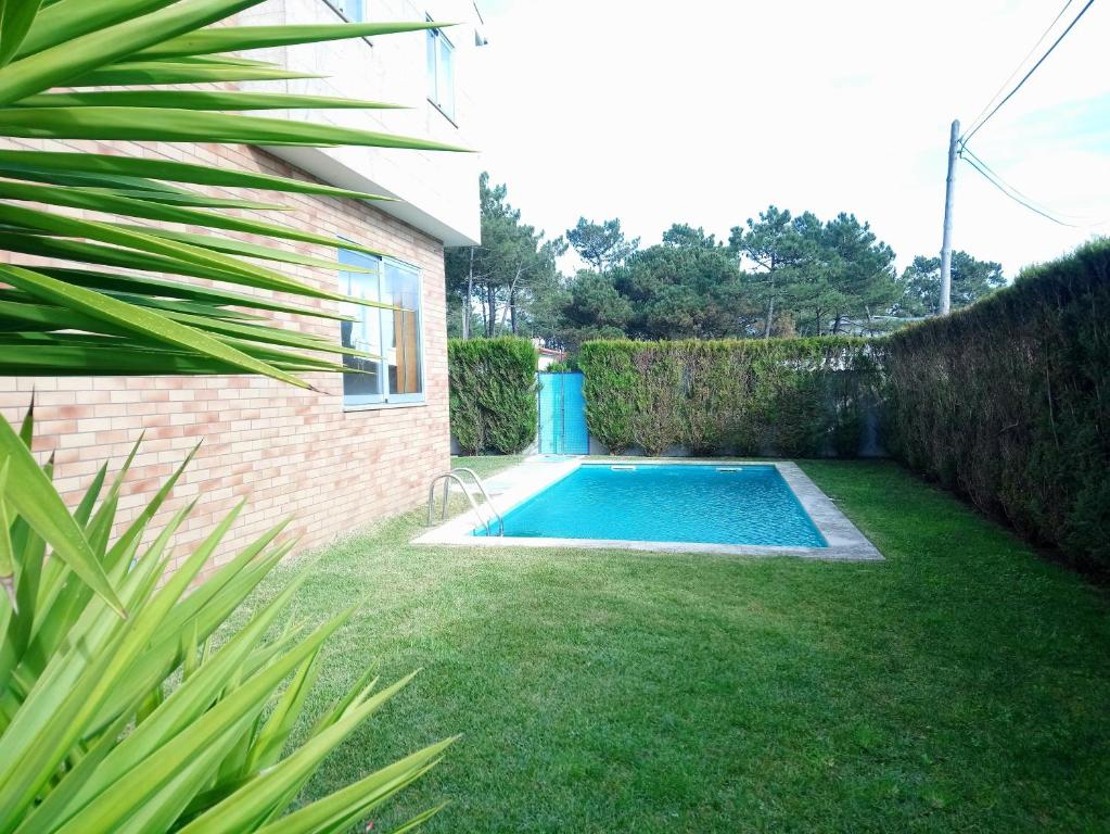 - une piscine dans une cour à côté d'une maison dans l'établissement Beach House - Between Porto and Viana do Castelo, à Esposende