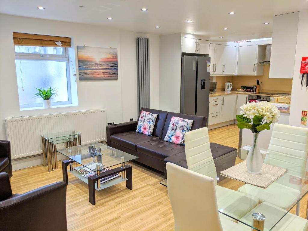 sala de estar con sofá y mesa en Spacious 2-bed apartment in central Kingston near Richmond Park en Kingston upon Thames