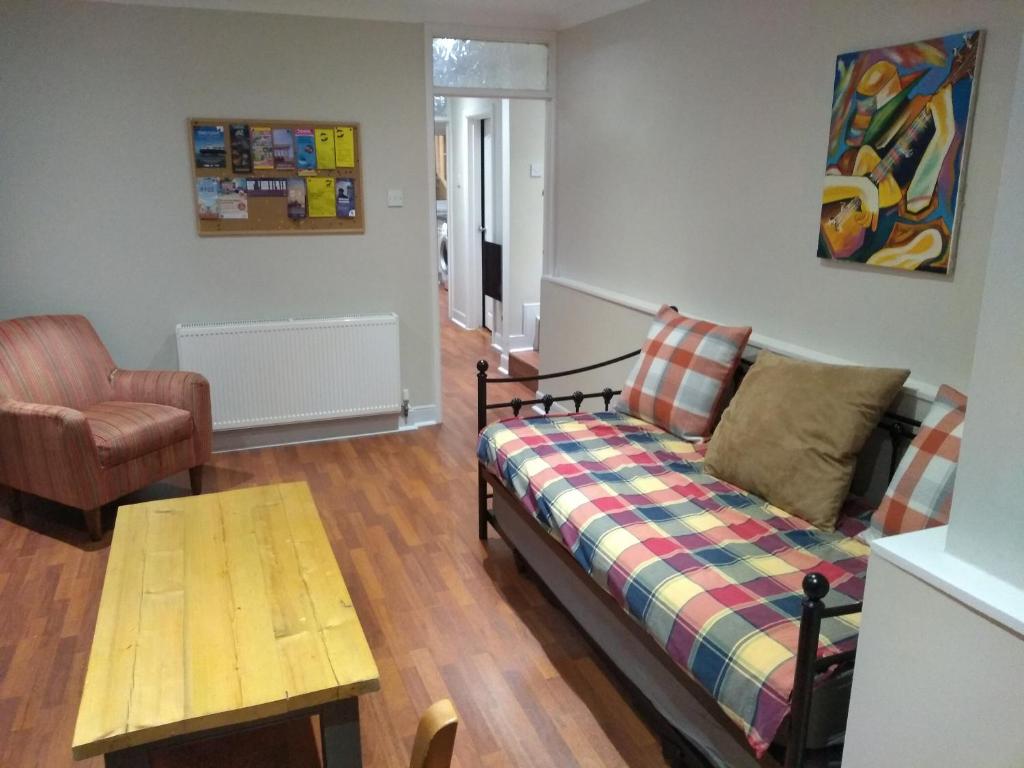 een woonkamer met een bank en een tafel bij 8A Kenilworth Road in Portsmouth