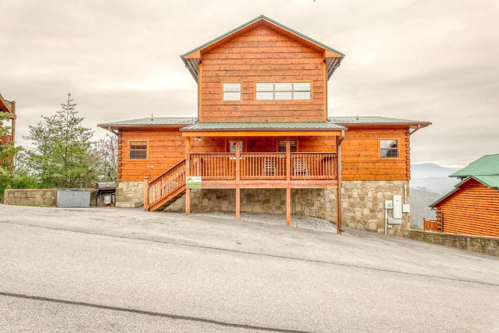 ein großes Holzhaus mit einer Terrasse auf einer Straße in der Unterkunft Grand View Lodge in Pigeon Forge