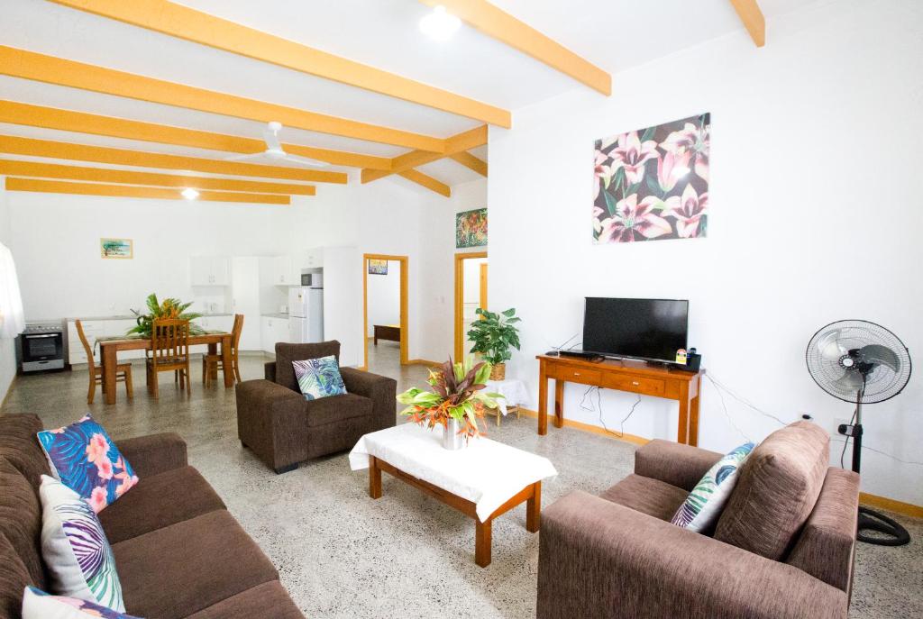uma sala de estar com dois sofás e uma televisão em Muri Homeland Villa em Rarotonga
