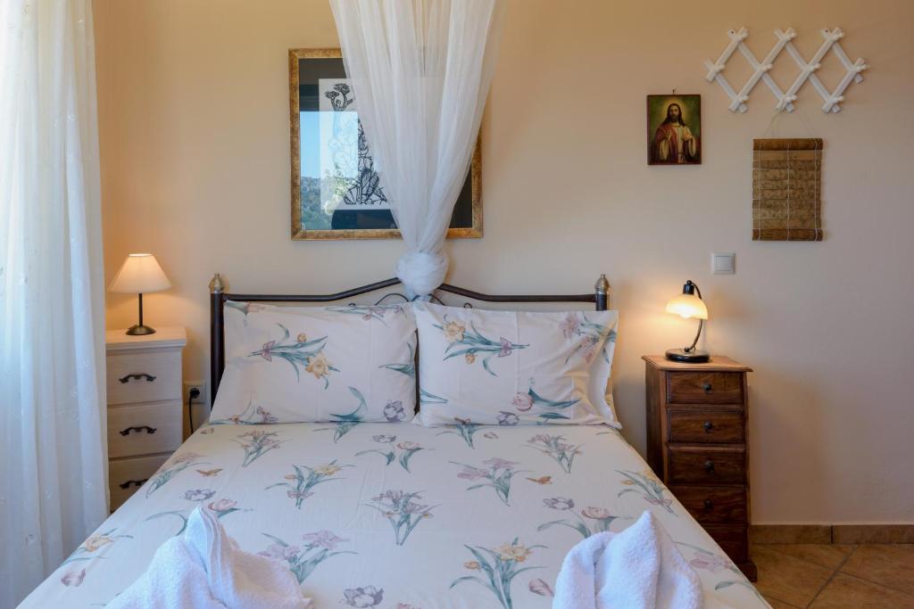 A bed or beds in a room at Best View Mountain Villa