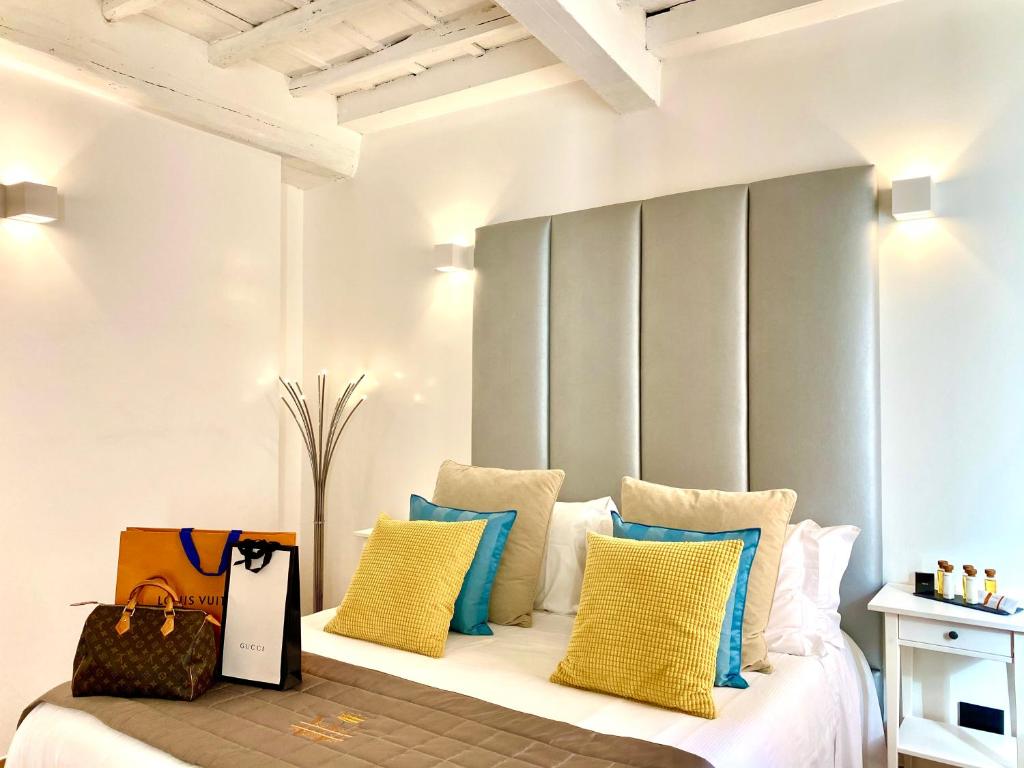 Posteľ alebo postele v izbe v ubytovaní Palace Fontana di Trevi loft