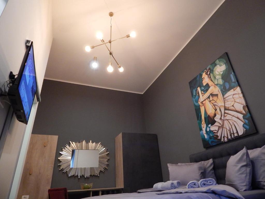 Televízia a/alebo spoločenská miestnosť v ubytovaní Gold Rooms and Suite