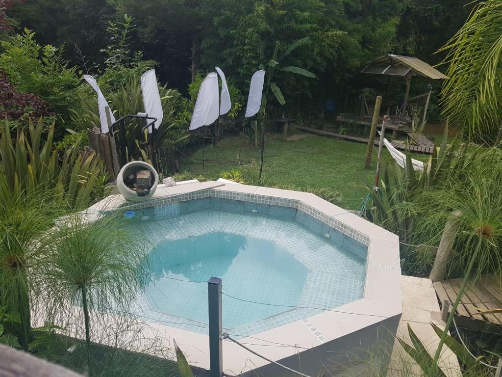 una gran piscina en un jardín con en Cabañas Nontue en Tigre