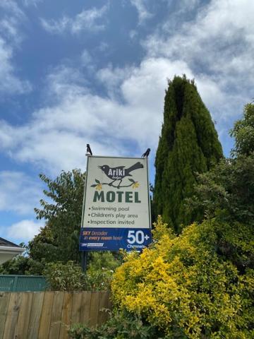 una señal para un motel frente a una valla en Arikilodge, en Waikanae