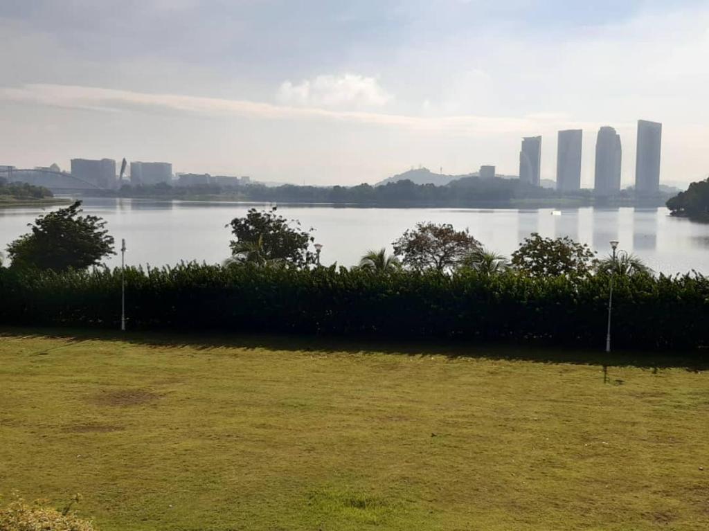 Lake View In Cyber Heights Villa Cyberjaya Malaysia Booking Com