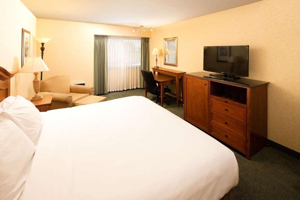 TV a/nebo společenská místnost v ubytování Red Lion Hotel Wenatchee City Center